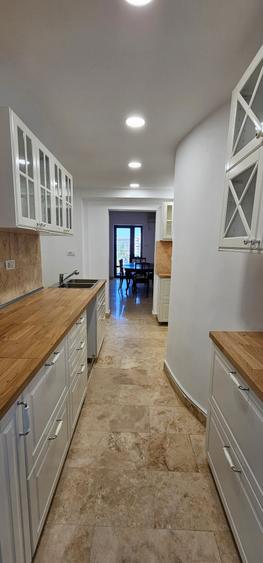 Apartament cu 5 camere decomandat în Polonă
