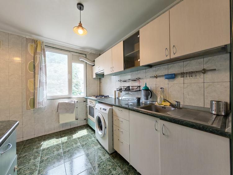 Apartament cu 3 camere semidecomandat în Drumul Taberei