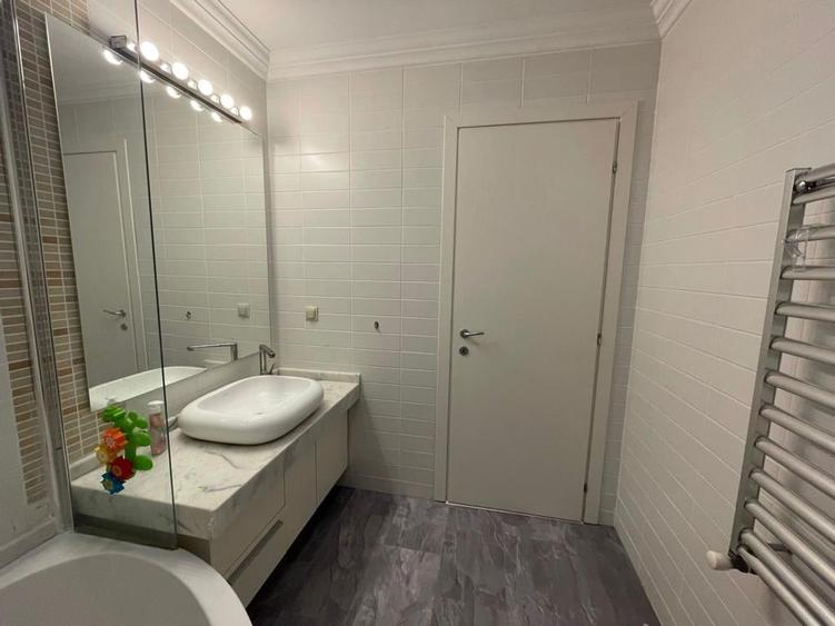 Apartament cu 4 camere decomandat în Lacul Tei