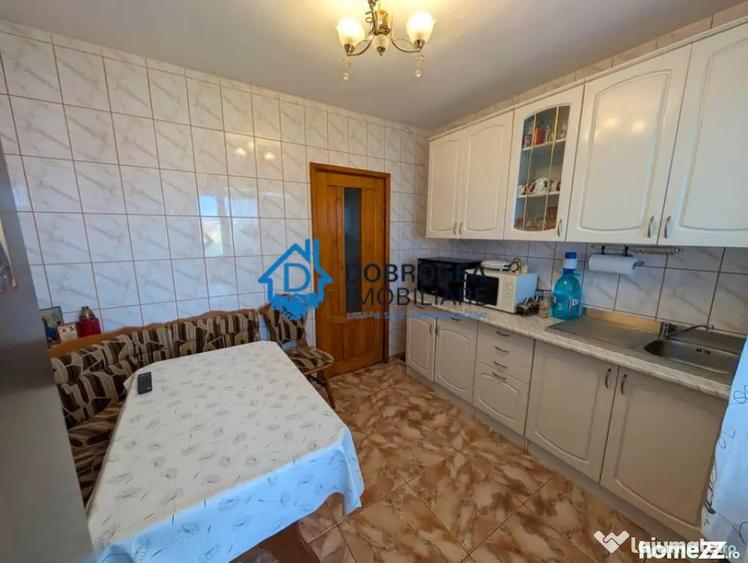 Apartament cu 3 camere decomandat în Păcii