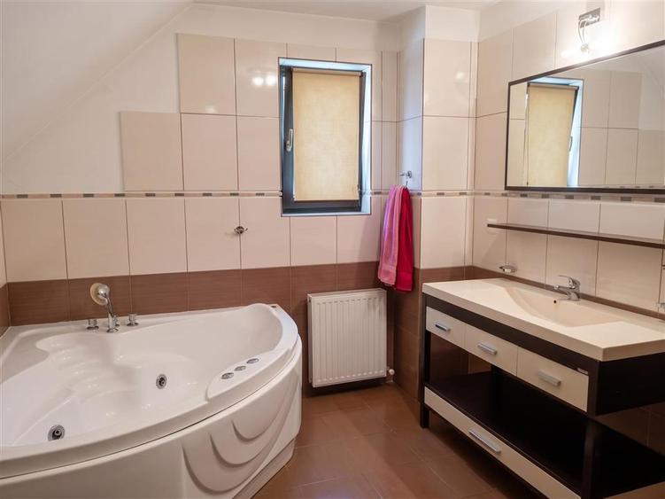 Casă individuală cu 5 camere cu Garaj în Sfântu Ilie