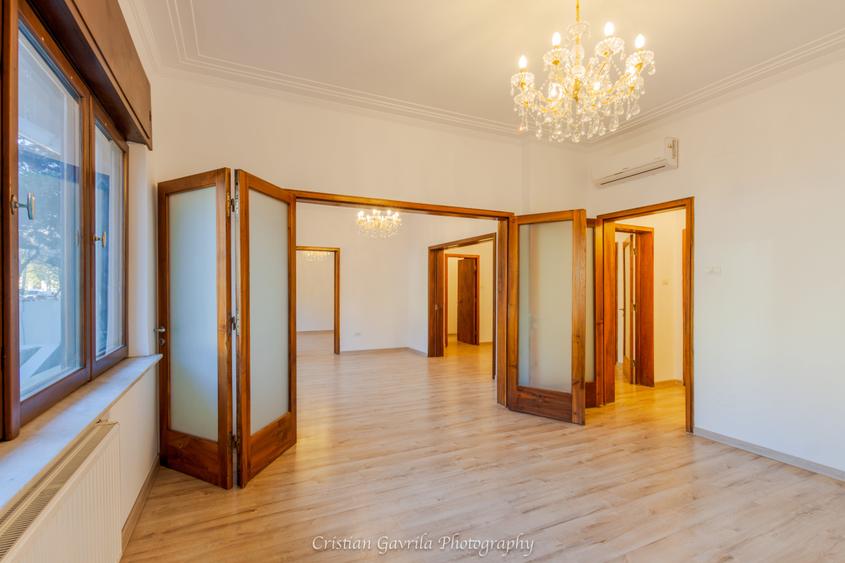 Apartament cu 5 camere circular, mobilat în P-ța Romană