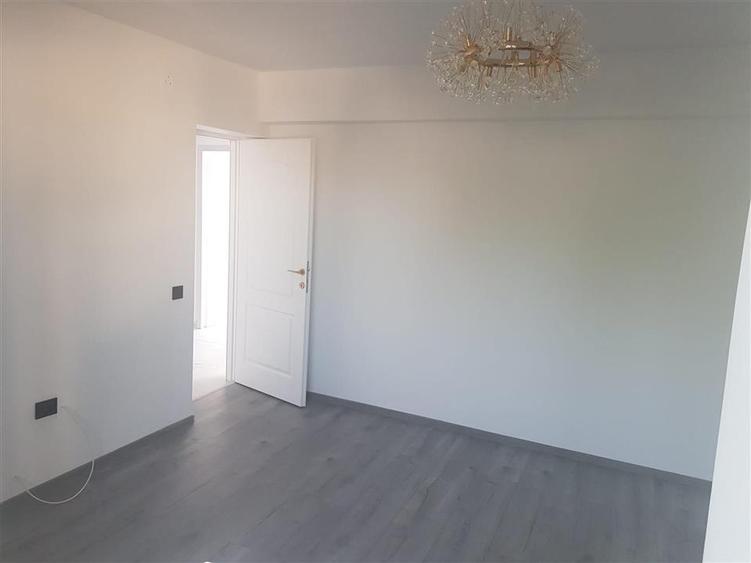Apartament cu 3 camere decomandat în Apollo