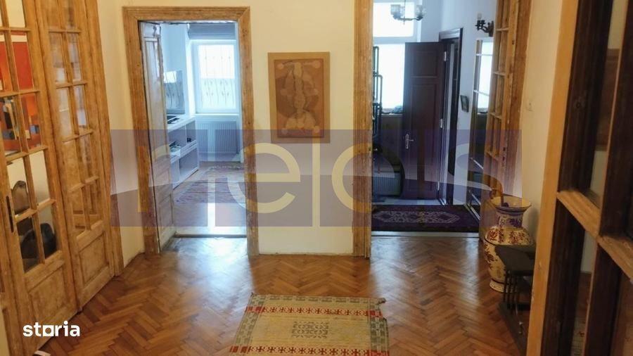 Apartament cu 6 camere, mobilat în Victoriei