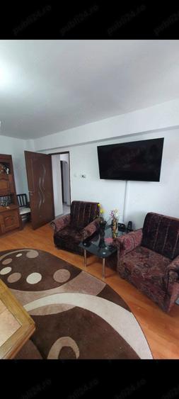 Apartament cu 3 camere decomandat în Poiana