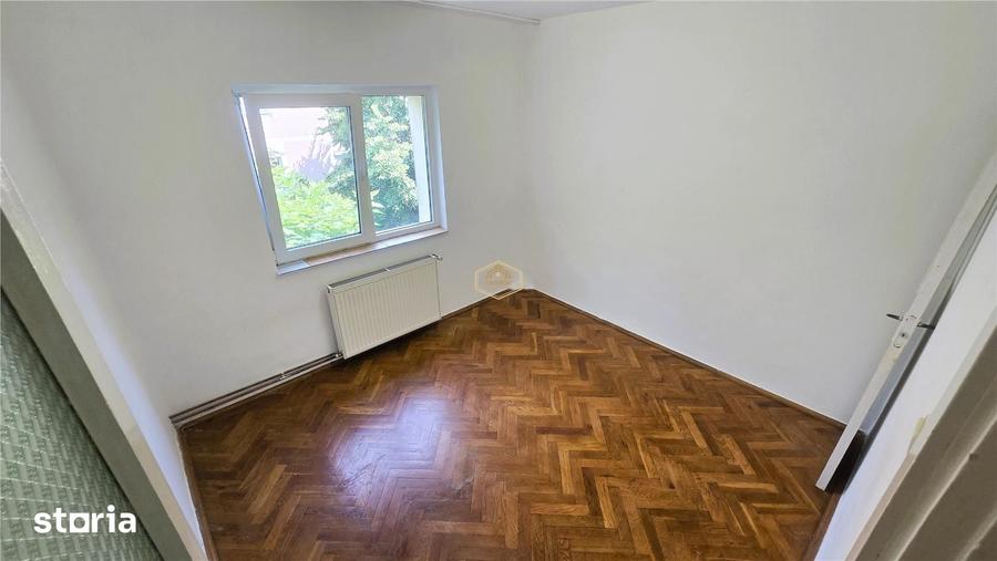 Apartament cu 4 camere decomandat în Micro 16