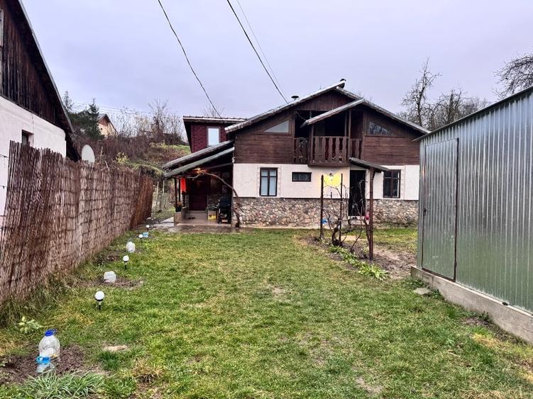 Casă individuală cu 5 camere cu Canalizare în Măgura