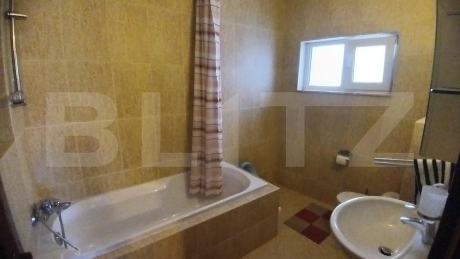 Casă individuală cu 7 camere cu Canalizare în Cetate