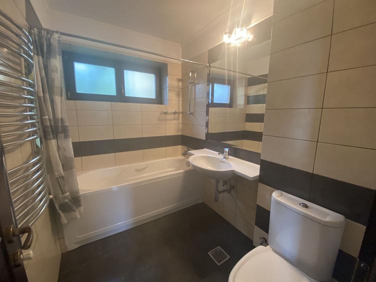 Casă individuală cu 11 camere cu Canalizare în Sisești