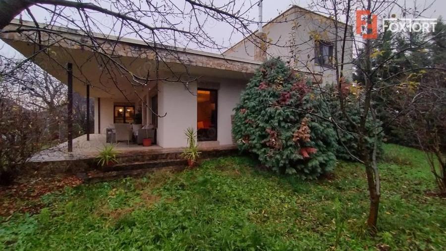 Casă cu 6 camere cu Teren 696 Mp în Ronaț
