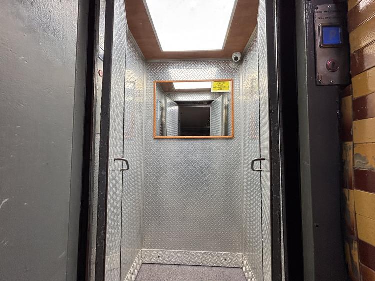 Apartament cu 2 camere semidecomandat în Tei