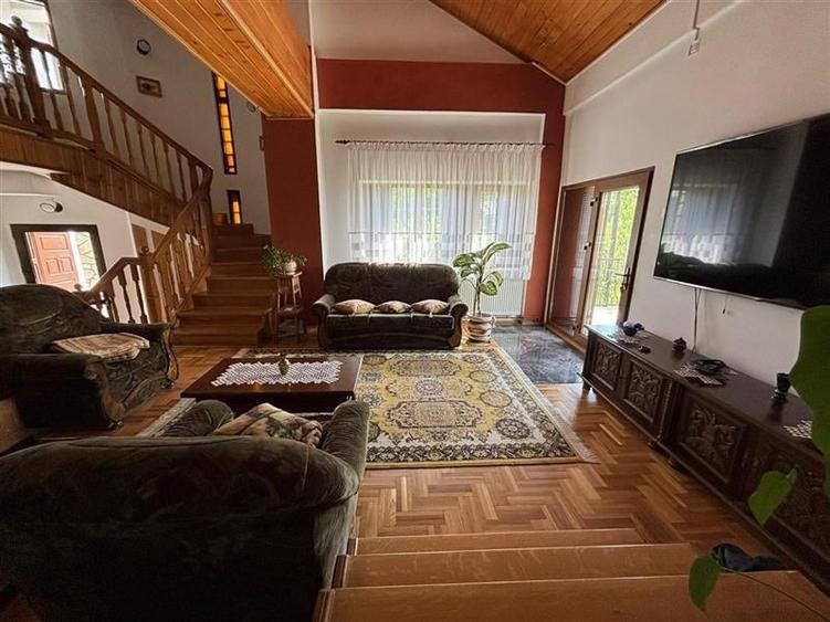Casă individuală cu 8 camere cu Teren 7788 Mp în Exterior Nord