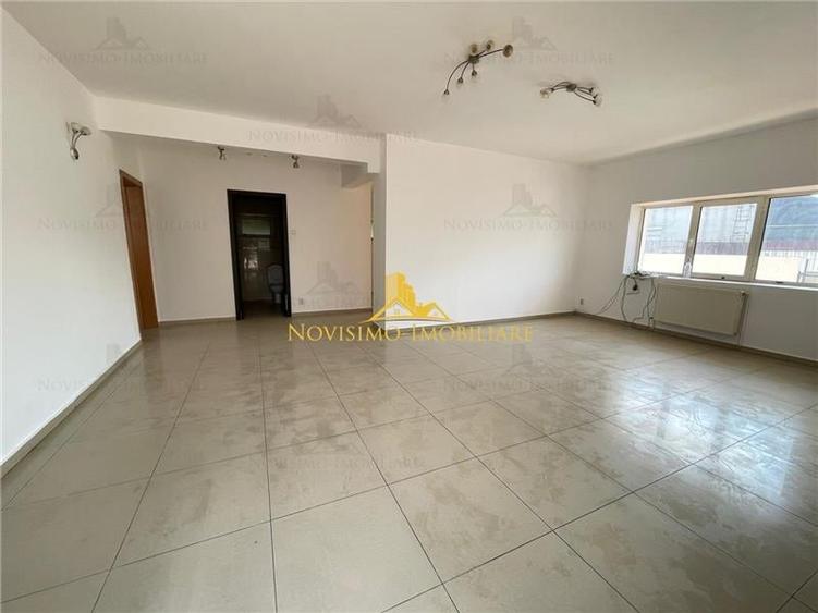 Casă individuală cu 7 camere cu Teren 300 Mp în Central
