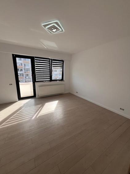 Penthouse cu 3 camere semidecomandat în Dorobanți