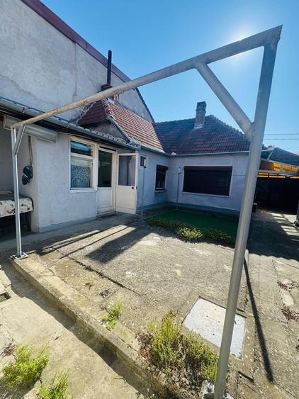Casă individuală cu 4 camere cu Canalizare în Valenta