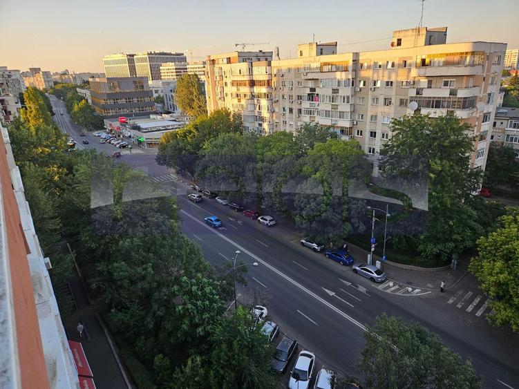 Apartament cu 3 camere semidecomandat, mobilat în Tineretului