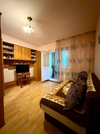 Apartament cu 4 camere semidecomandat în Lipovei