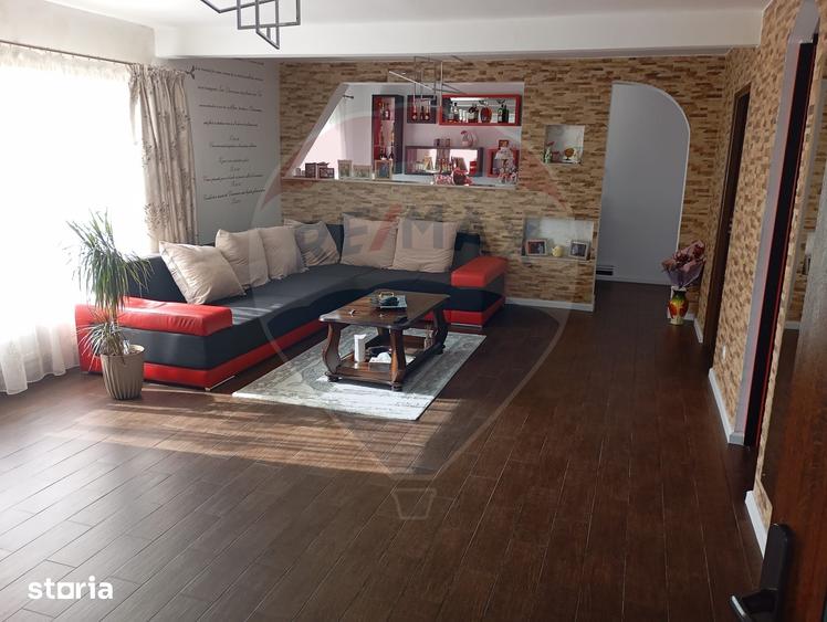 Casă cu 7 camere cu Teren 1183 Mp în Central