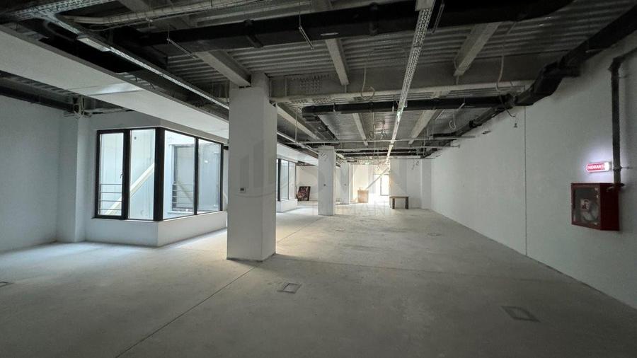 Hotel/Pensiune, de 2,930 mp, în P-ța Romană