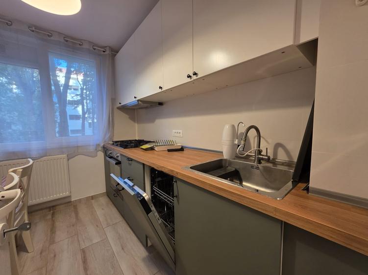 Apartament cu 3 camere semidecomandat în Balta Albă