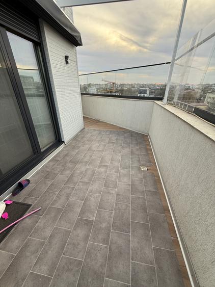 Penthouse cu 4 camere semidecomandat, mobilat în Vitan Mall