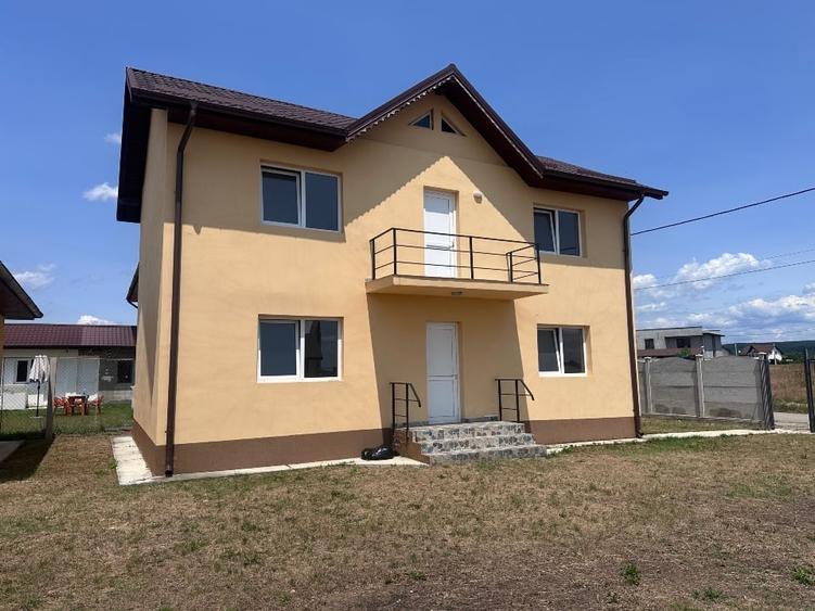 Casă individuală cu 5 camere cu Canalizare în Est