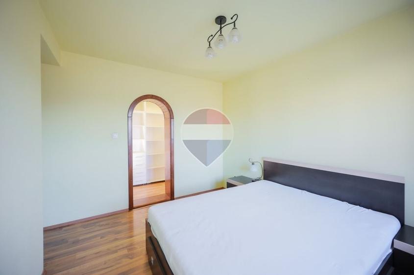Apartament cu 3 camere decomandat în Rogerius