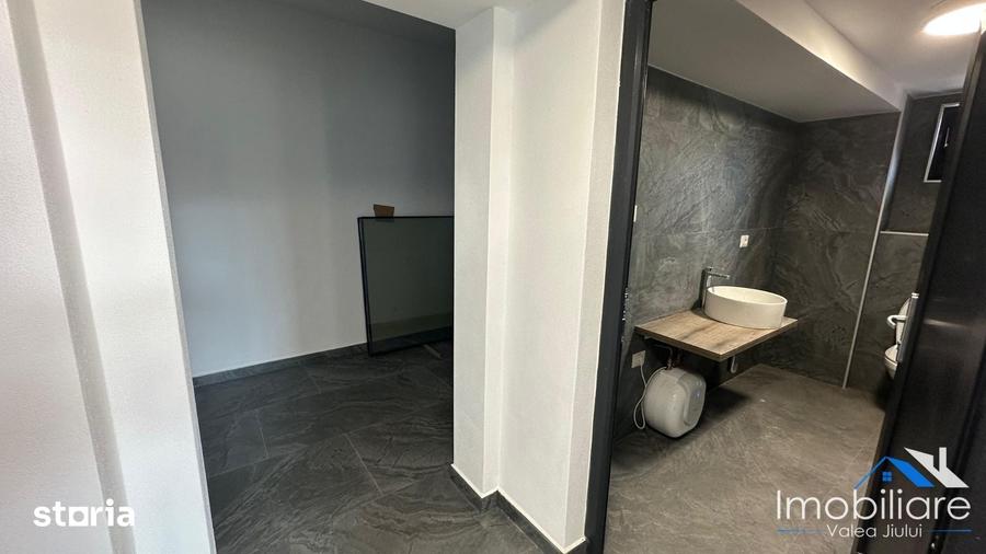 Spațiu comercial, de 550 mp, în Petros