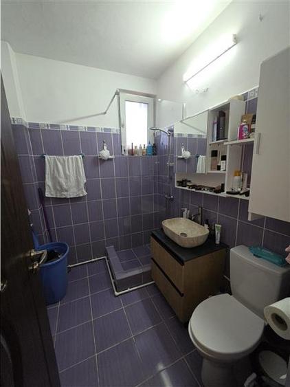 Apartament cu 3 camere semidecomandat, mobilat în Calea București