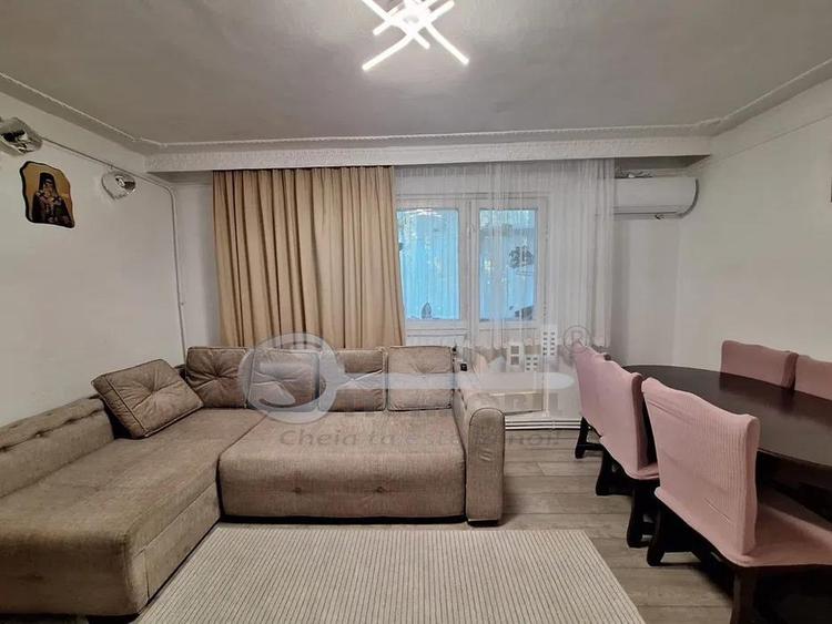 Apartament cu 3 camere semidecomandat în Podul de Piatră