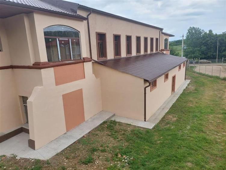 Casă individuală cu 15 camere cu Canalizare în Zlatița