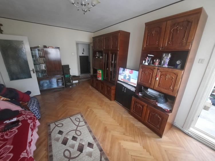 Apartament cu 3 camere semidecomandat în Podu Roș