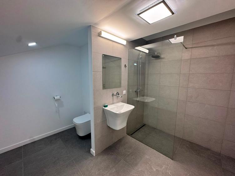 Casă cu 5 camere cu Teren 70 Mp în Pipera