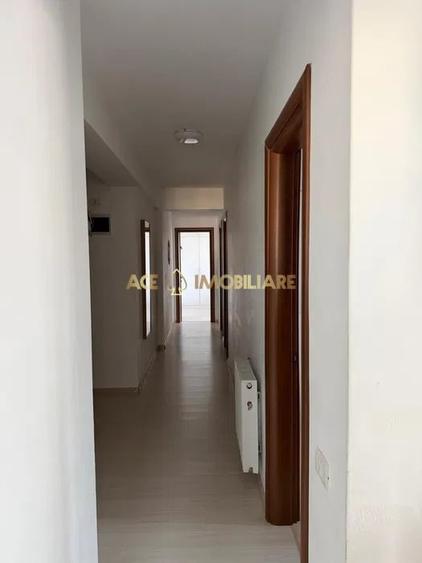 Apartament cu 4 camere decomandat, mobilat în Băneasa