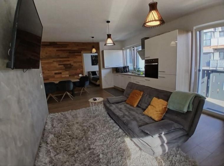 Apartament cu 3 camere decomandat în Central