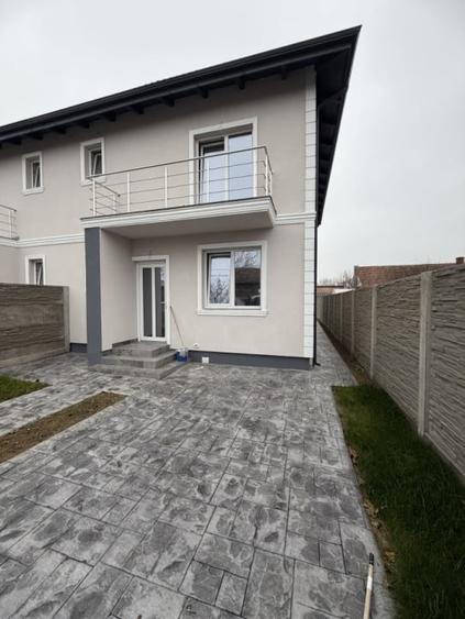 Duplex cu 4 camere cu Canalizare în Utvin