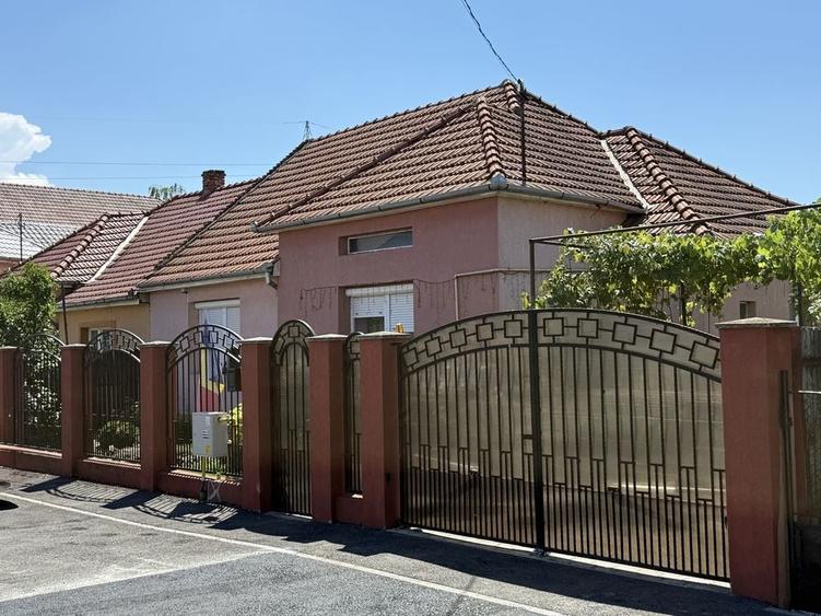 Casă cu 4 camere în Careiului