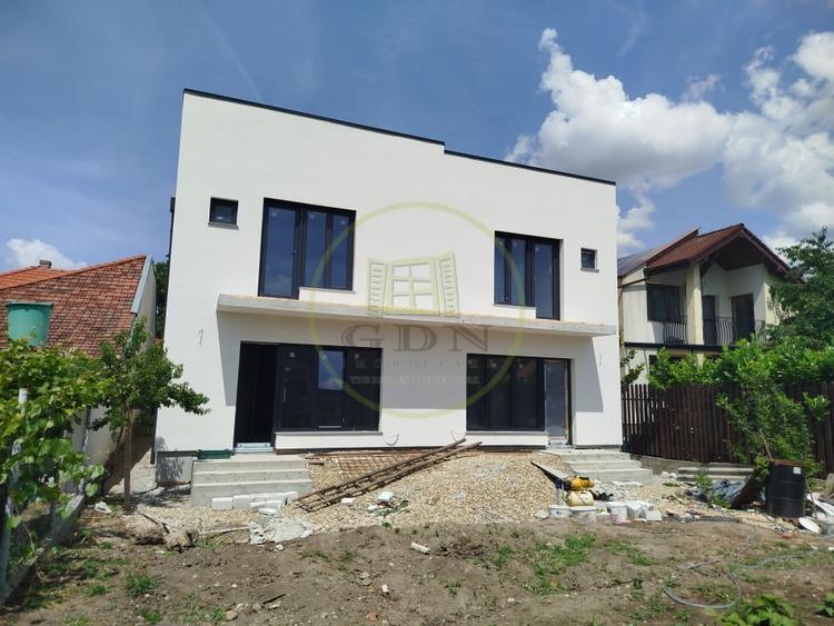 Duplex cu 10 camere cu Canalizare în Cantemir