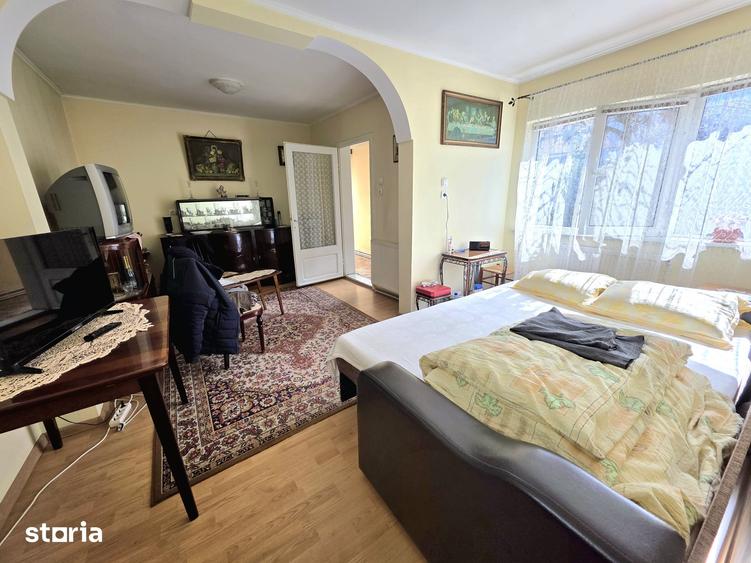Casă cu 5 camere decomandat cu Teren 500 Mp în Central