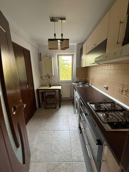 Apartament cu 3 camere semidecomandat în Podu Roș