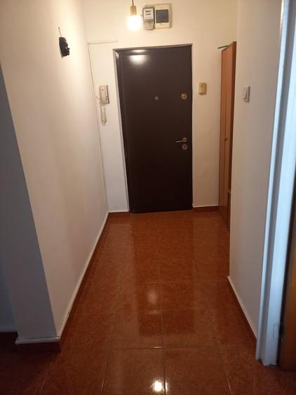 Apartament cu 3 camere decomandat în Valea Oltului