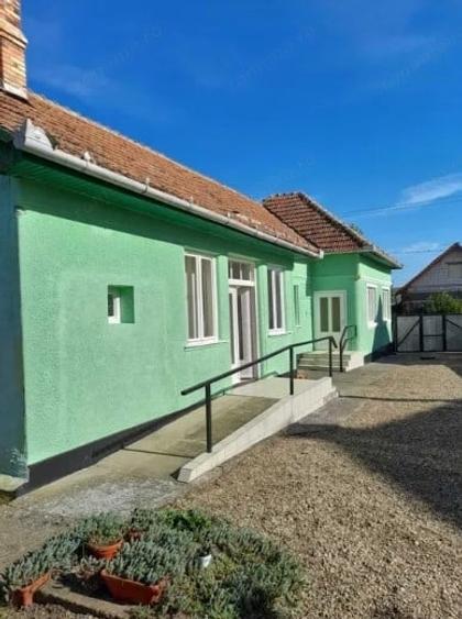 Casă cu 2 camere cu Teren 896 Mp în Teiu