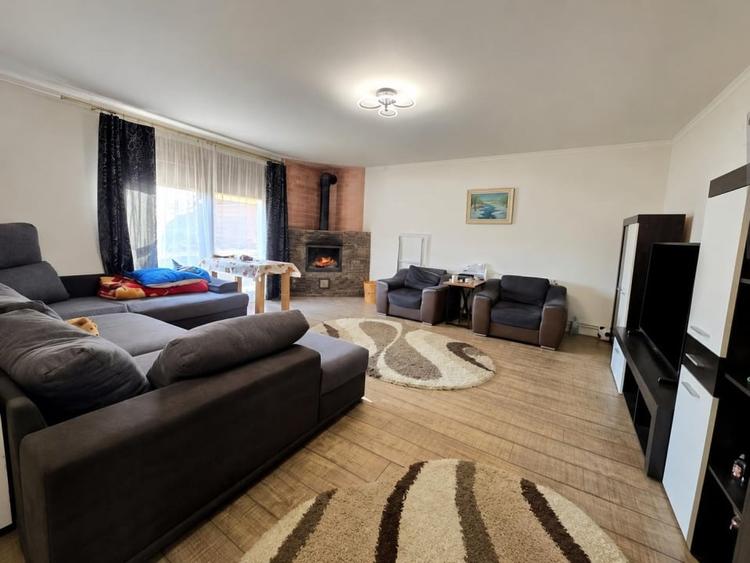 Casă individuală cu 6 camere cu Canalizare în Săsar