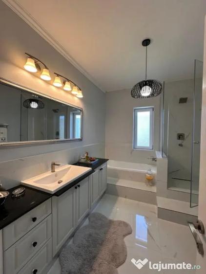 Casă cu 5 camere cu Teren 250 Mp în Central