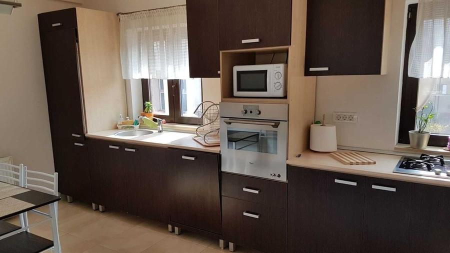 Apartament cu 3 camere semidecomandat, mobilat în Central