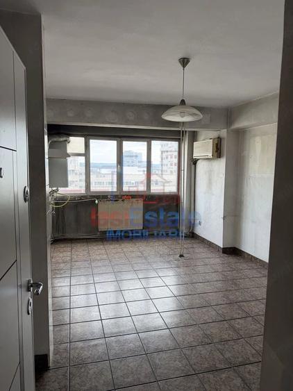 Apartament cu 4 camere decomandat în Filiași