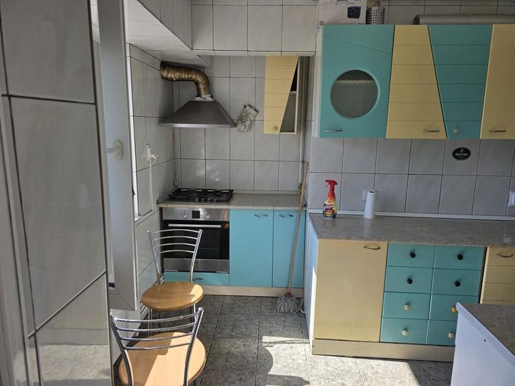 Apartament cu 4 camere decomandat în Casa de Cultură