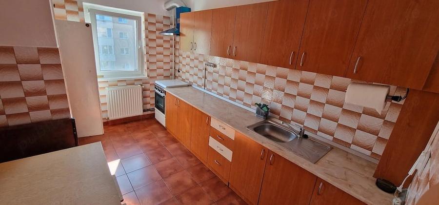 Apartament cu 4 camere decomandat în Calea București