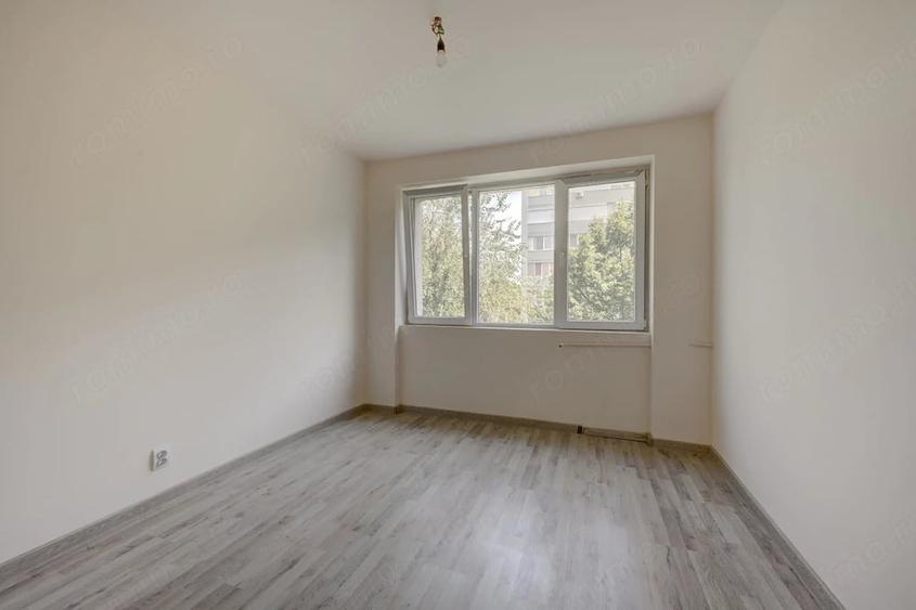Apartament cu 3 camere semidecomandat în Baba Novac