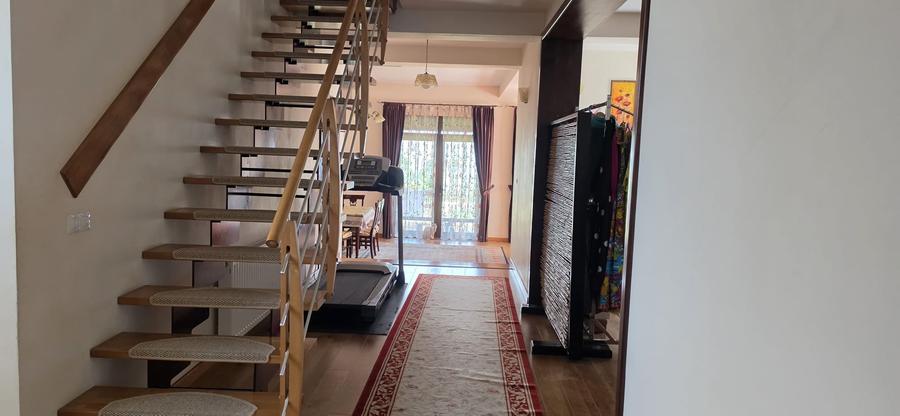 Casă individuală cu 6 camere cu Teren 562 Mp în Central